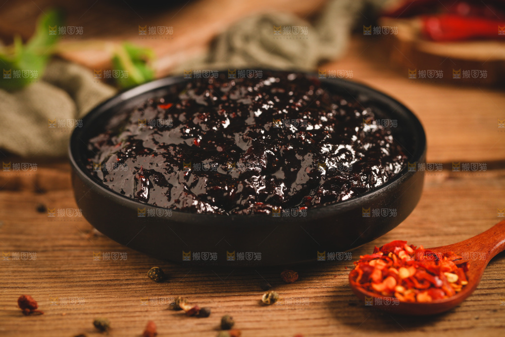 碟子里装着黄豆酱