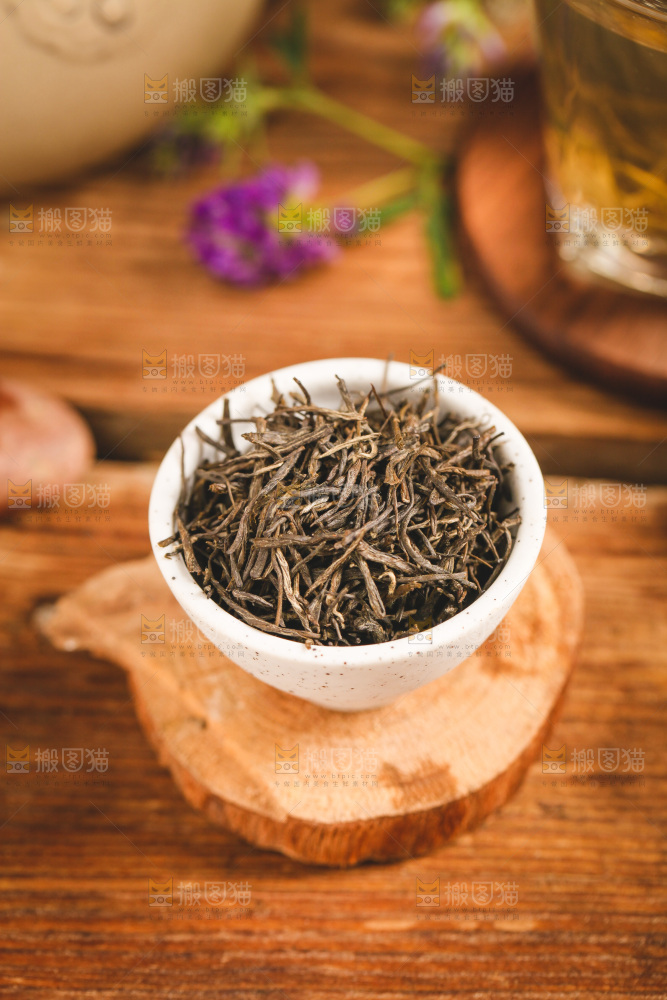 杯子里装着毛尖茶茶叶