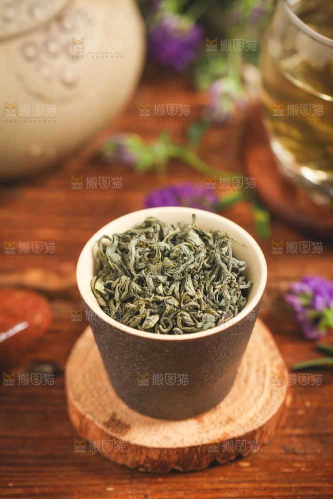 杯子里装着绿茶茶叶