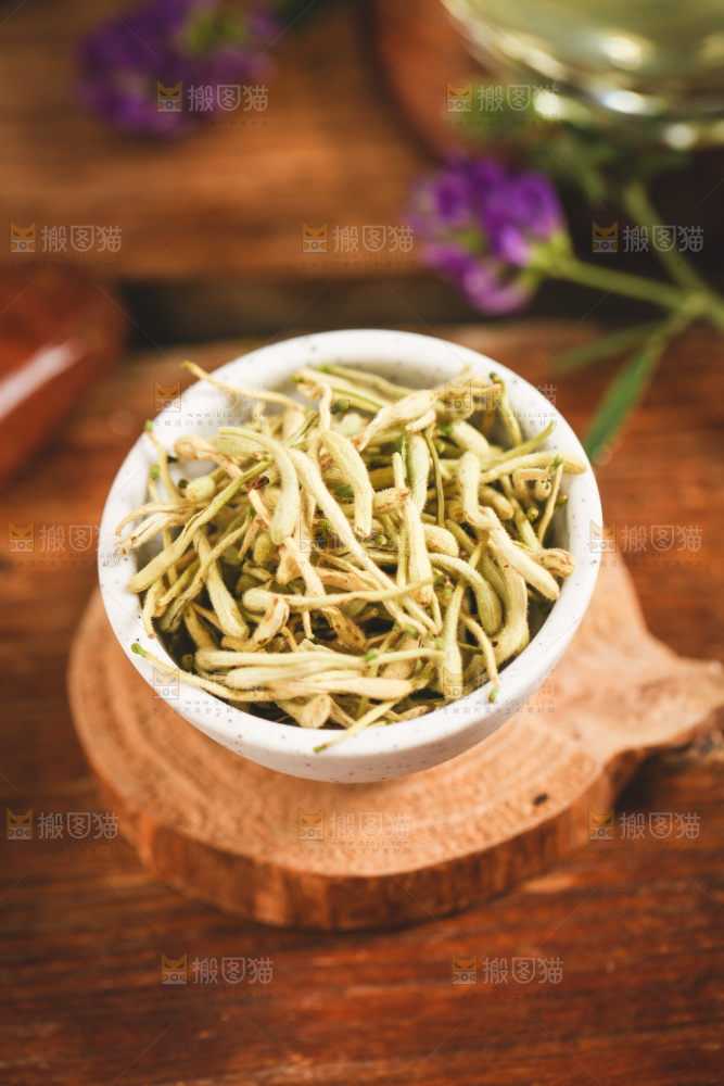 茶杯里放着金银花