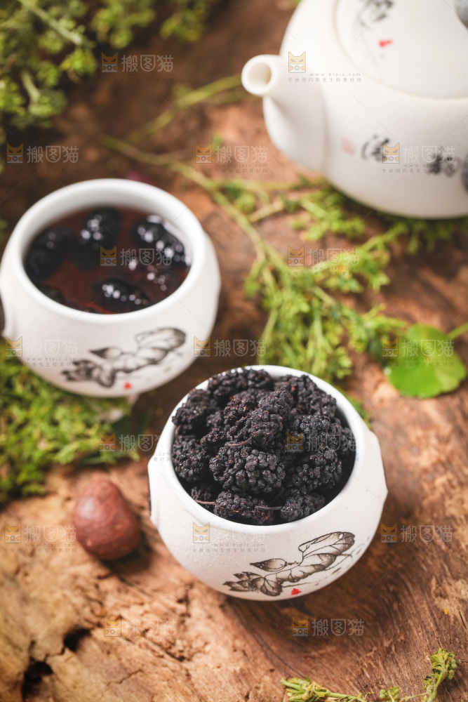 杯子里装着桑葚干