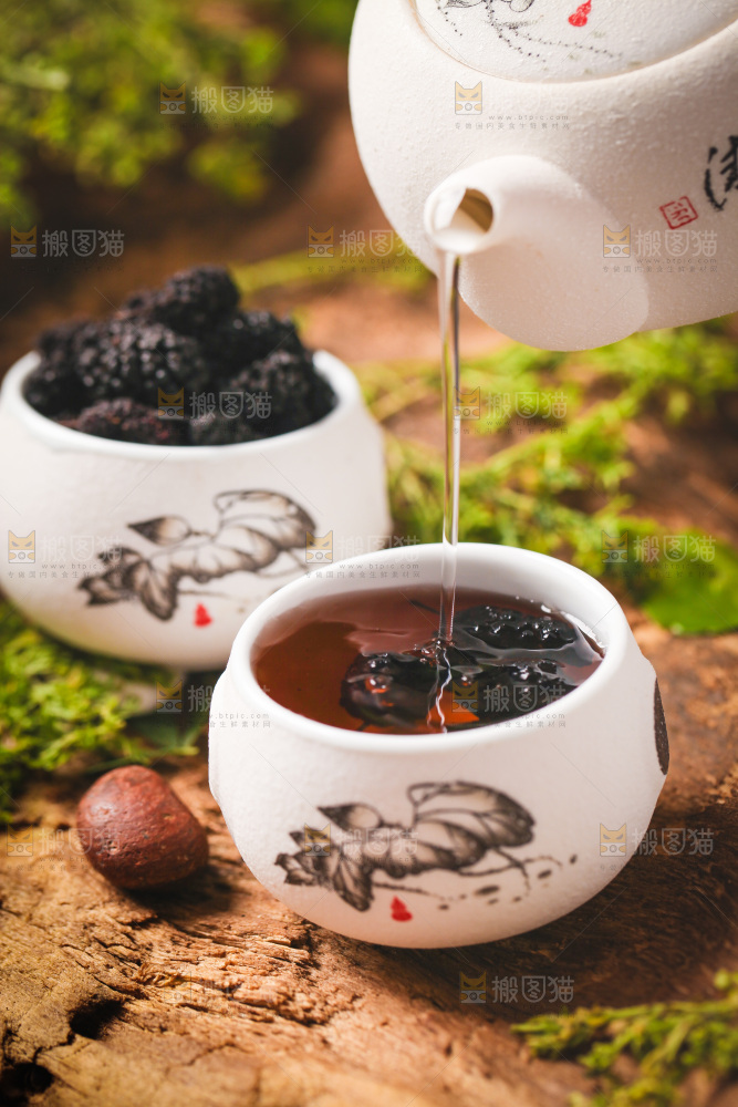 木底上放着一杯桑葚干泡水