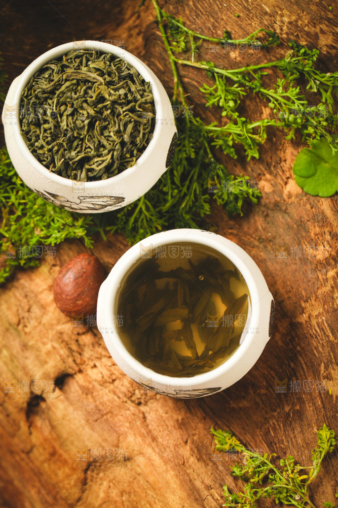 木底上放着一杯绿茶