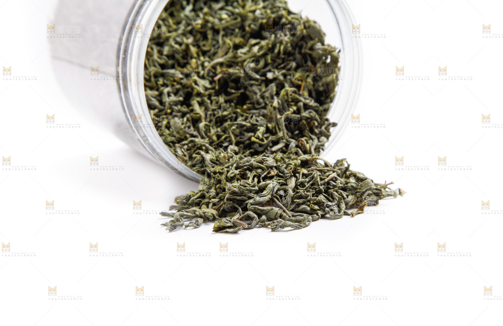 白底上摆放着绿茶