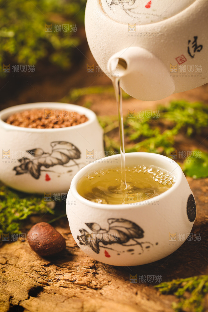 木底上放着一杯荞麦茶