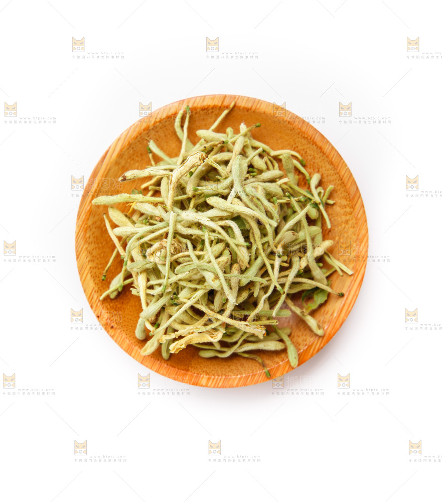 碟子里装着金银花茶
