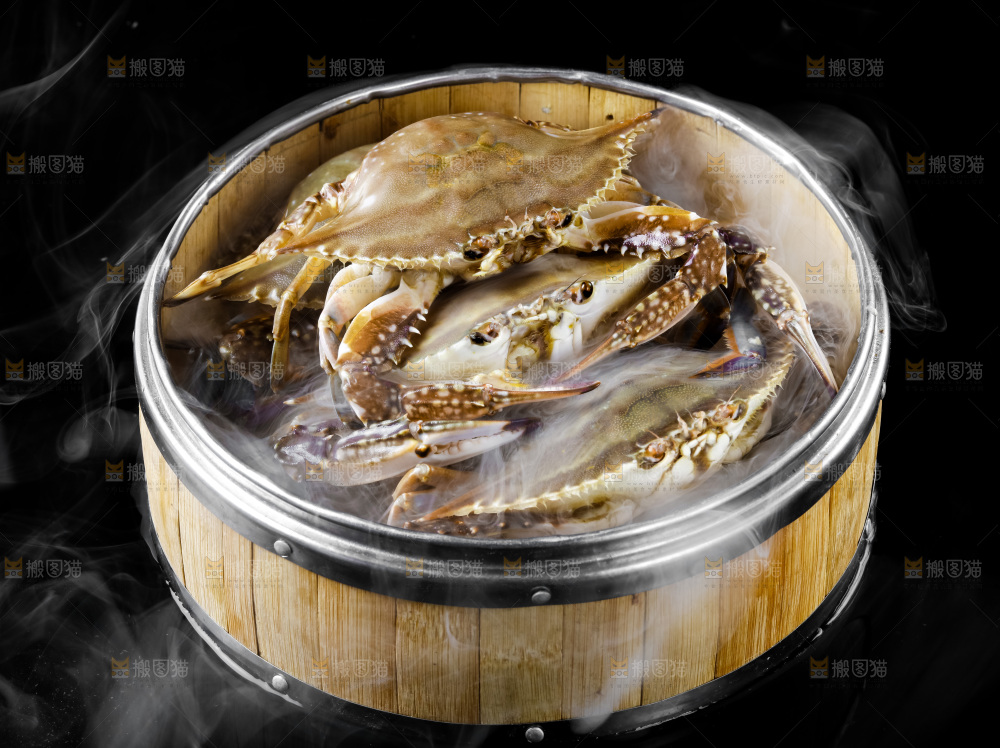 蒸笼里放着梭子蟹