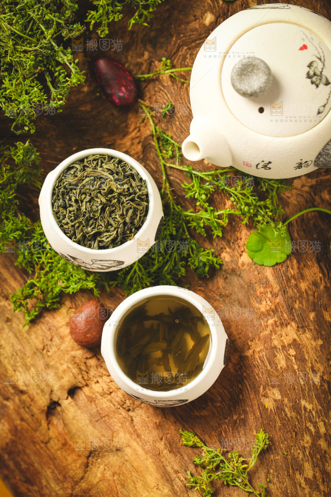 木底上放着一杯绿茶