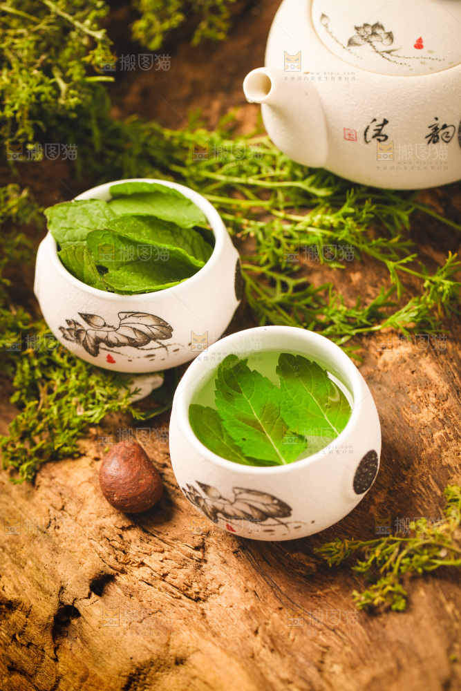 木底上放着一杯薄荷茶