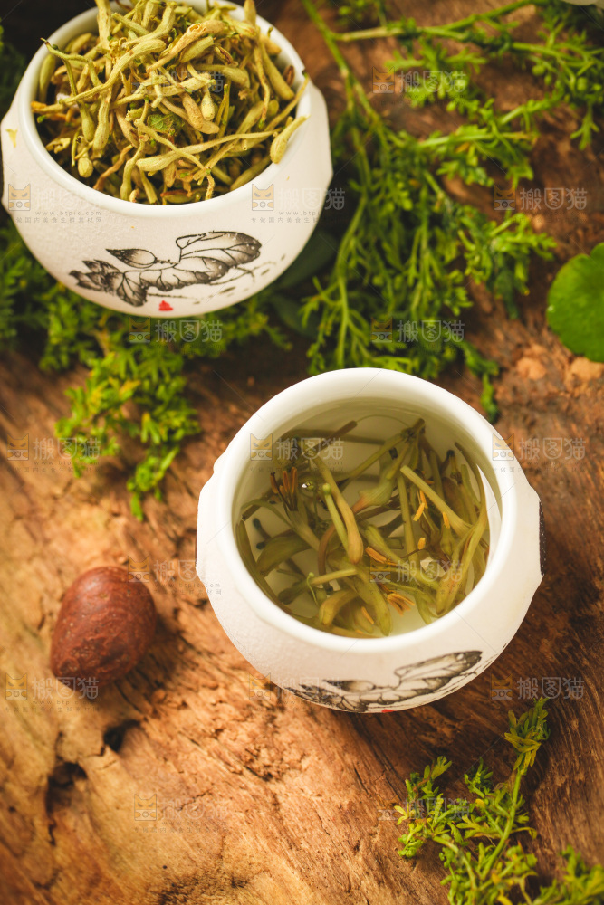 木底上放着一杯金银花茶