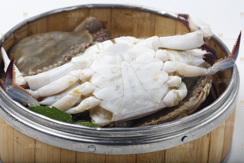 蒸笼里放着梭子蟹
