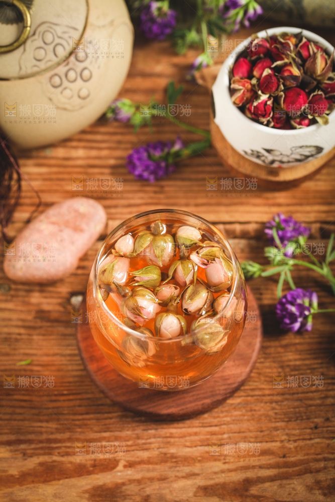 深底上放着一杯玫瑰花茶