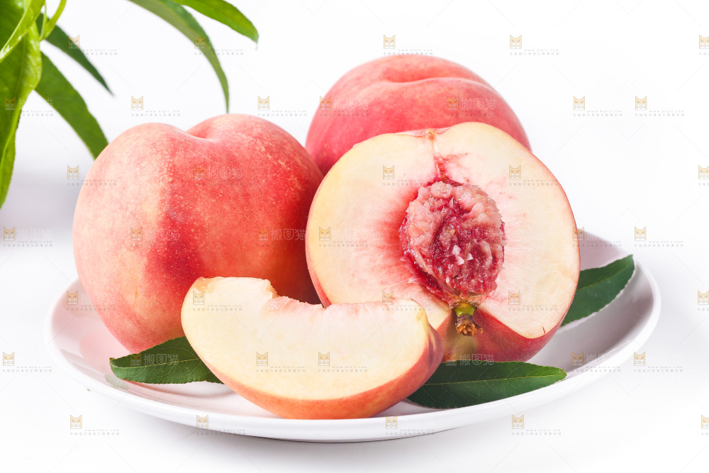 盘子里装着桃子