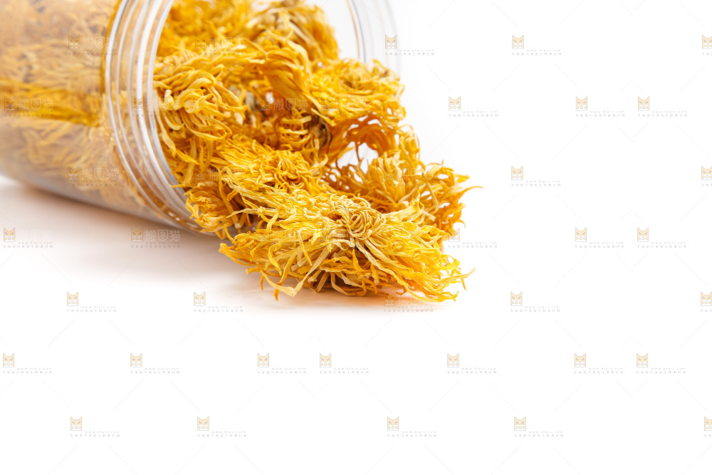 碟子里装着金丝皇菊