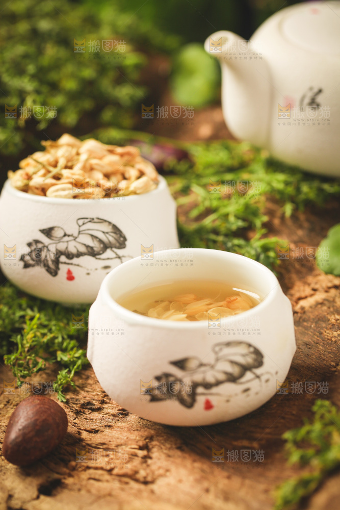 木底上放着一杯茉莉花茶