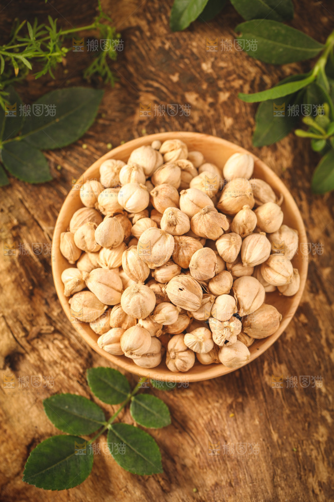 盘子里装着白豆蔻