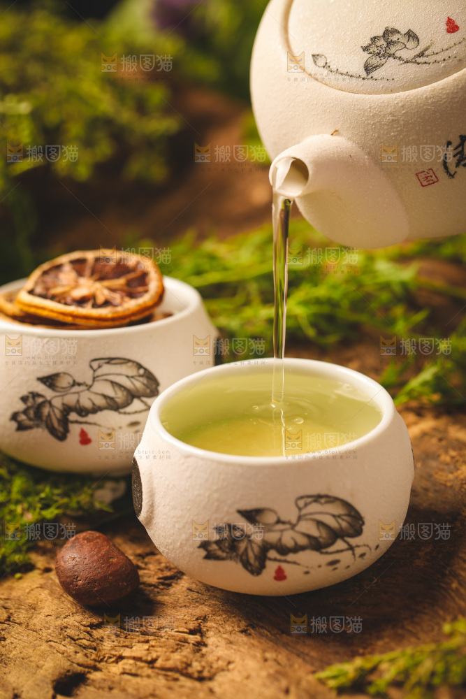 木底上放着一杯柠檬泡水