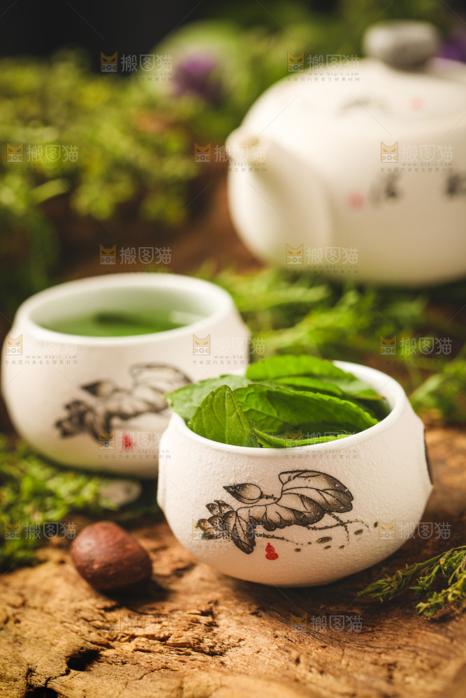 杯子里放着薄荷叶