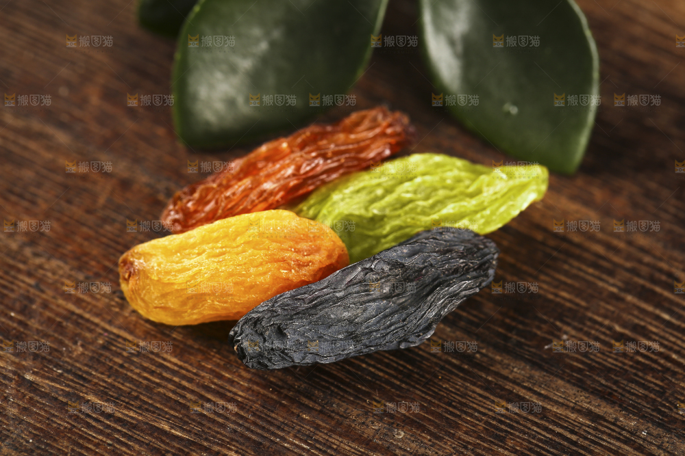 木底上的四种葡萄干