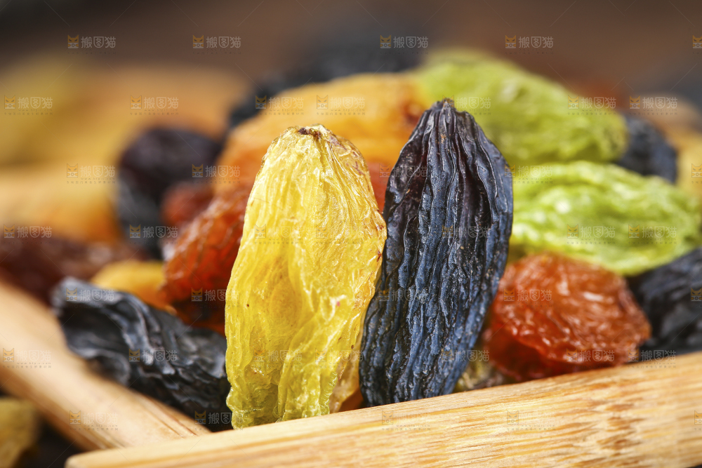 木垫上放着一堆四色葡萄干