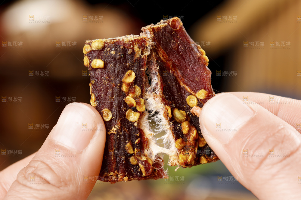 手里拿着手撕牛肉干