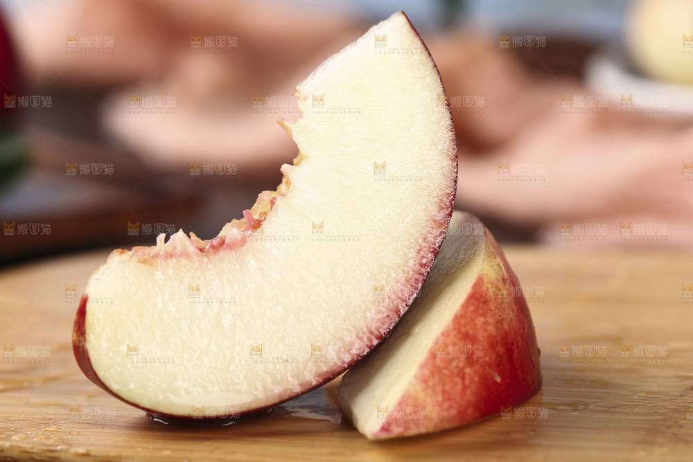 木板上放着切块的油桃