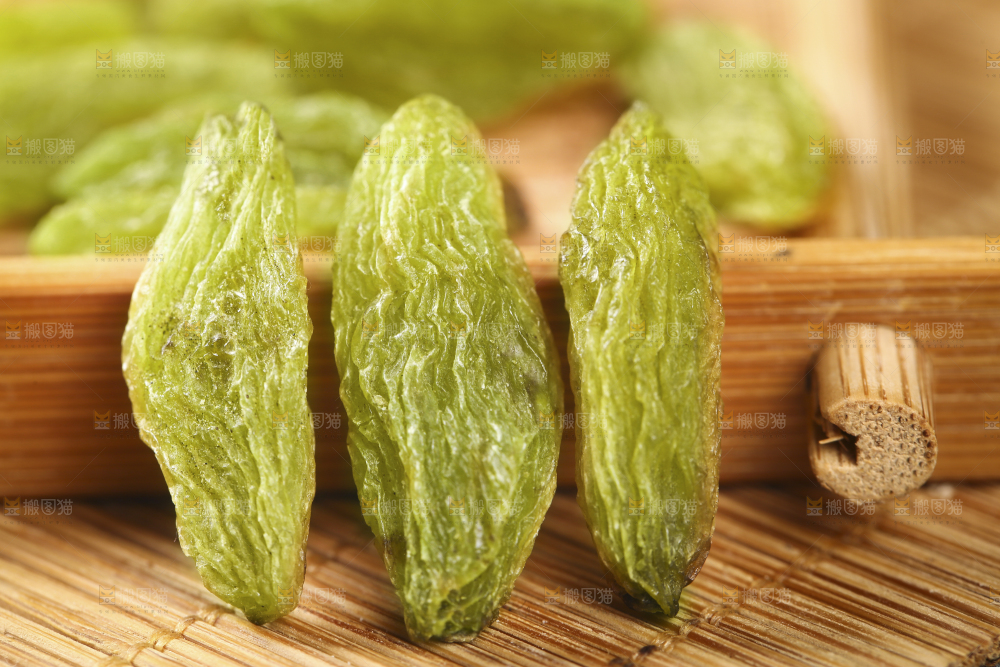 竹底上的绿葡萄干