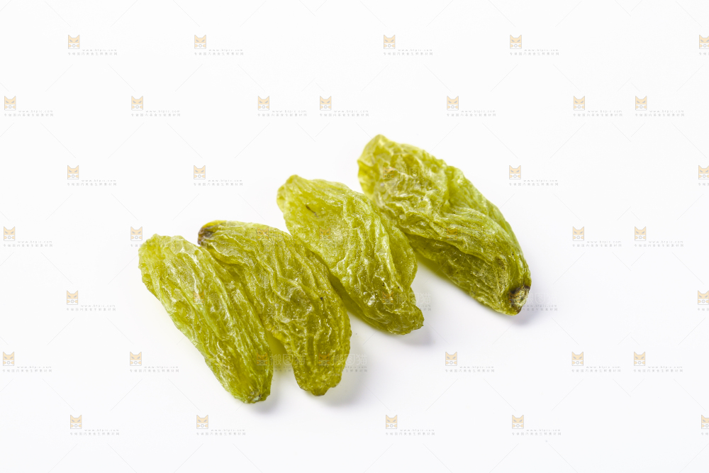 白底上摆放着绿香妃葡萄干