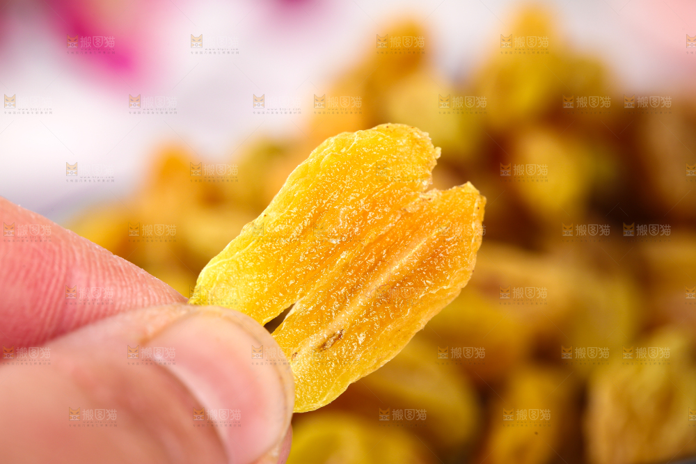 手里拿着葡萄干