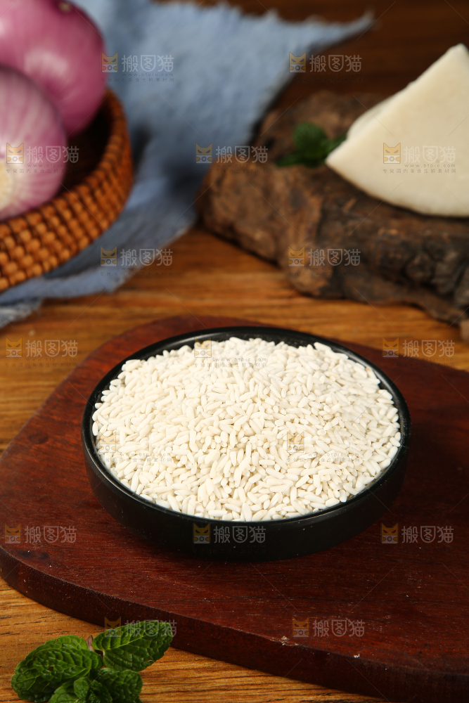 木板上放着一盘白糯米