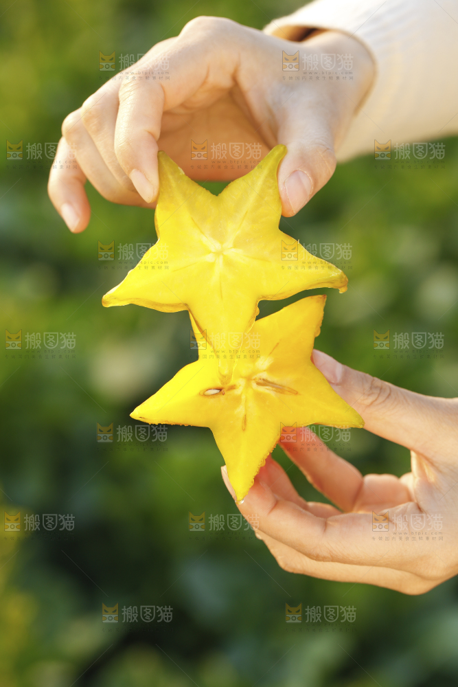 手里拿着切块的杨桃