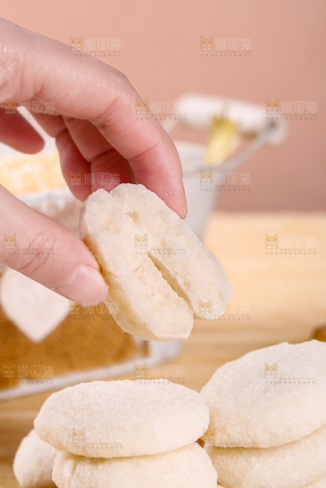 手里拿着糍粑