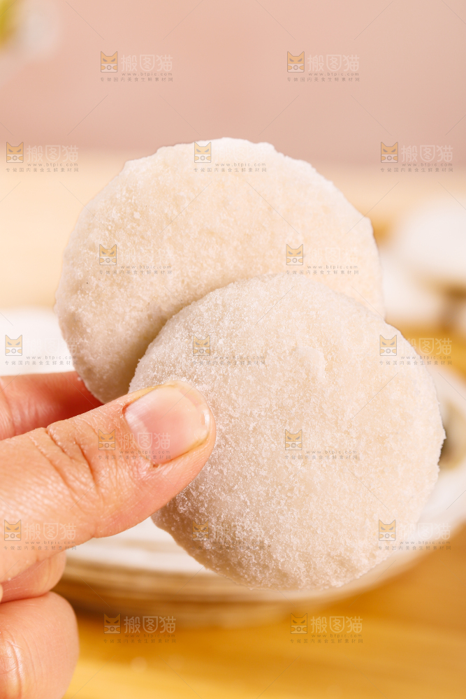 手里拿着糍粑