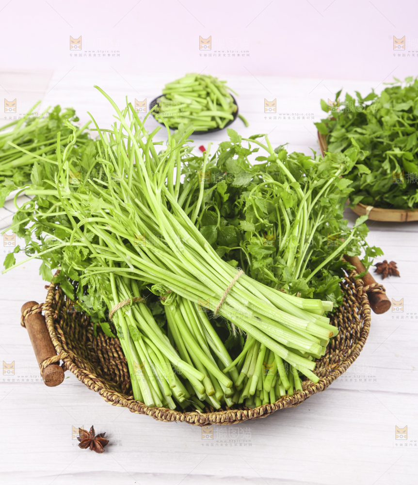 白底上放着一篮新鲜水芹菜