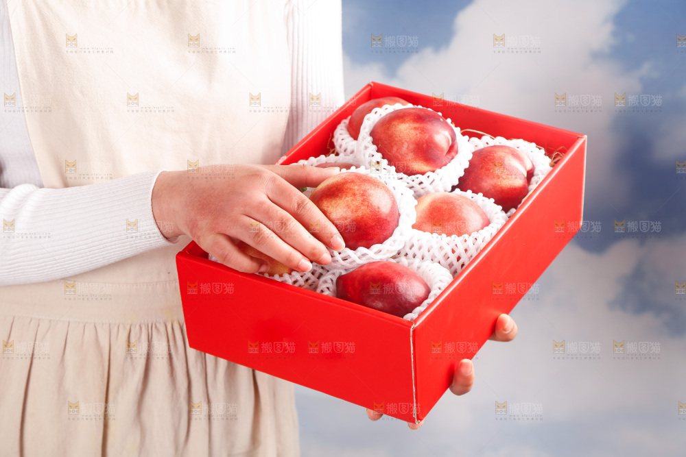 手里端着一箱油桃