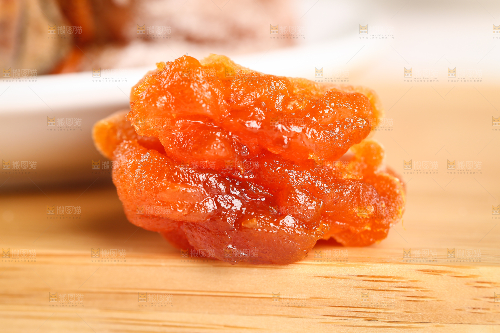 木底上的糖心柿饼