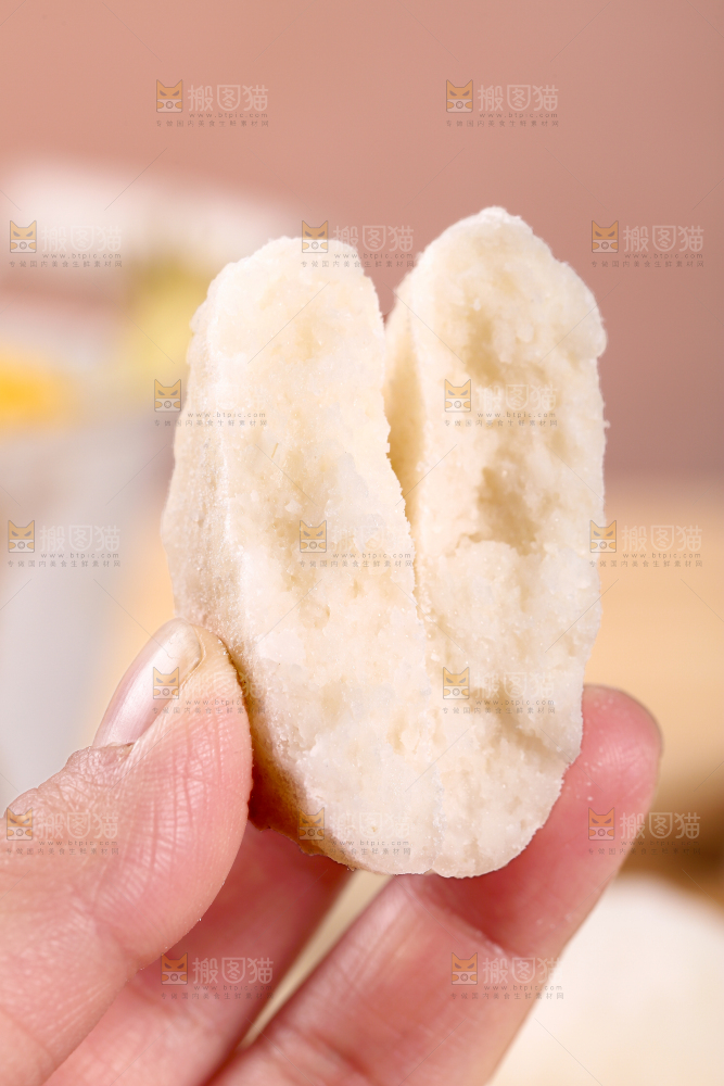手里拿着糍粑