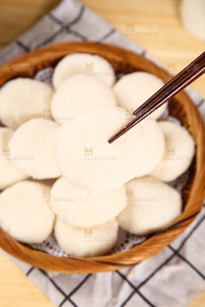 筷子上夹着糍粑