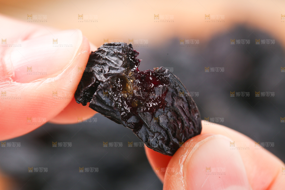 手里拿着葡萄干