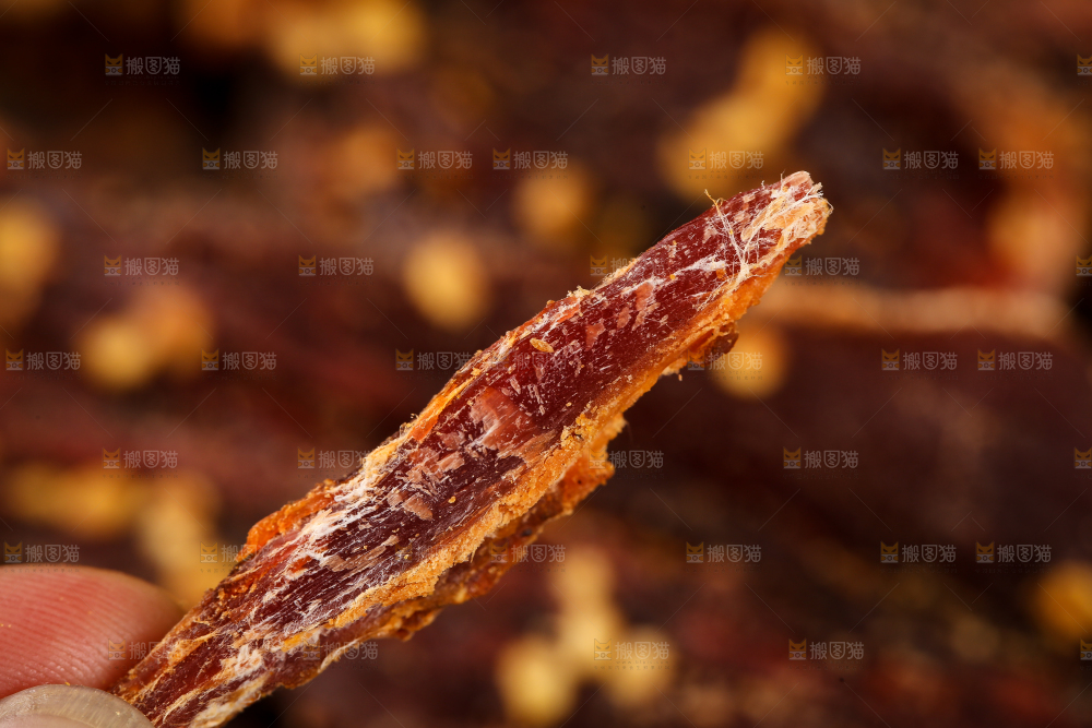 手里拿着牛肉