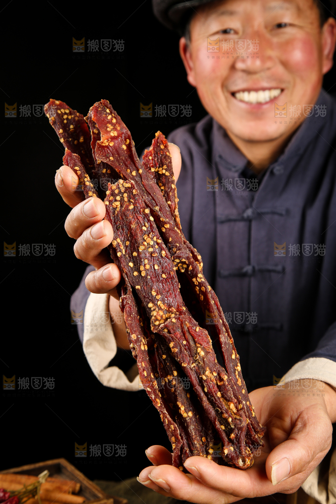 手里捧着牛肉干
