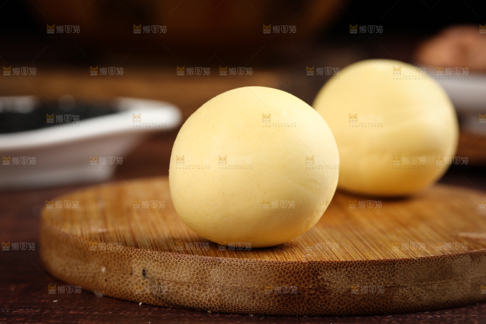 木板上摆放着黄米汤圆
