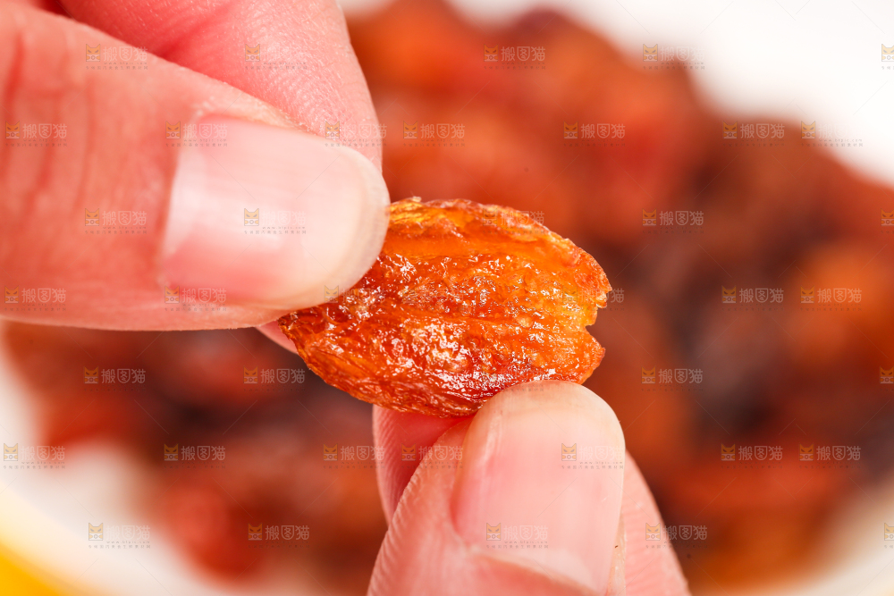 手里拿着红葡萄干