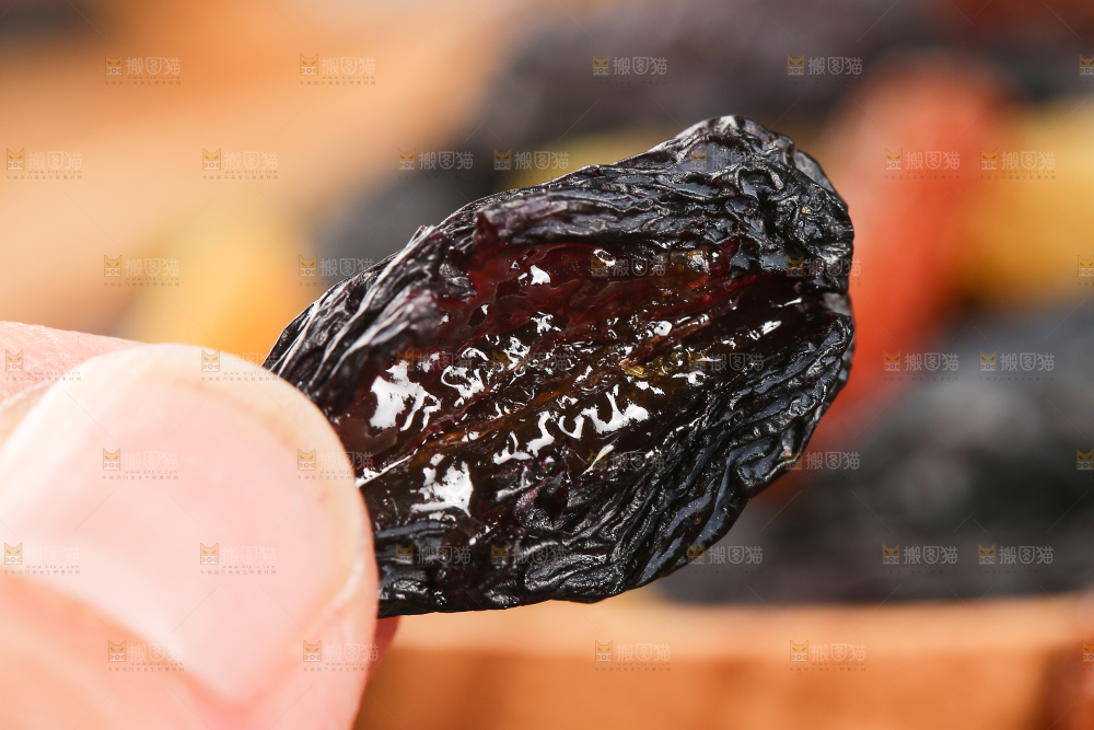 手里拿着黑加仑葡萄干