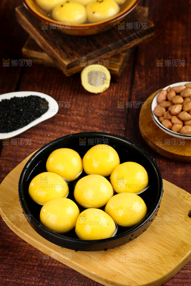 木板上放着一碗黄米汤圆