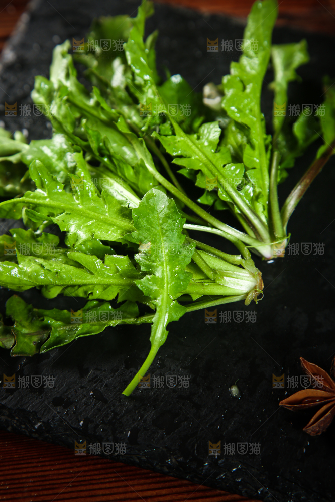 黑石板上放着野生荠菜