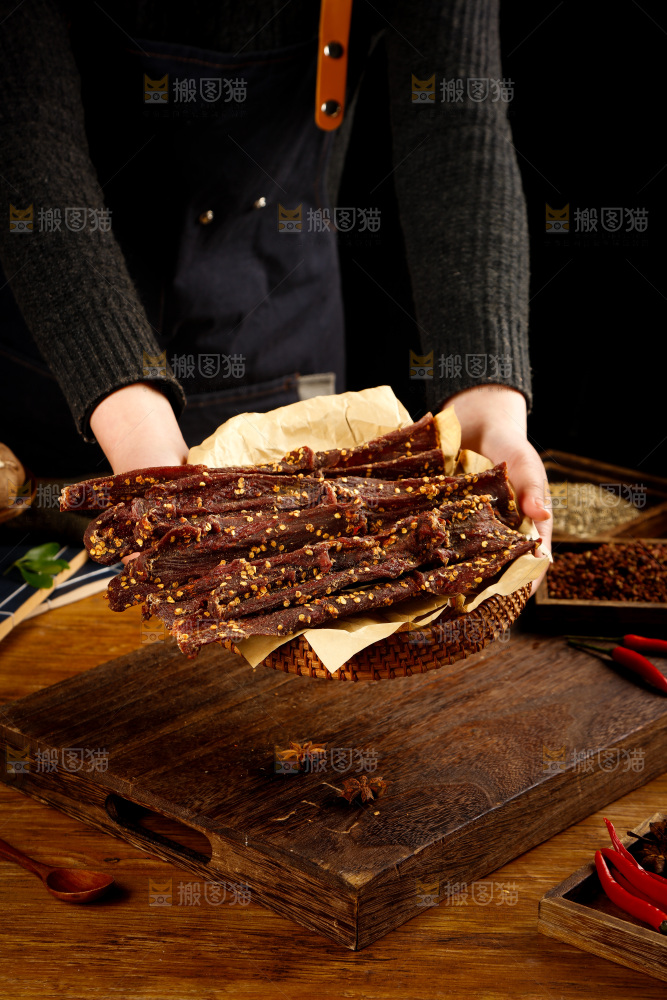 手里端着风干牦牛肉干