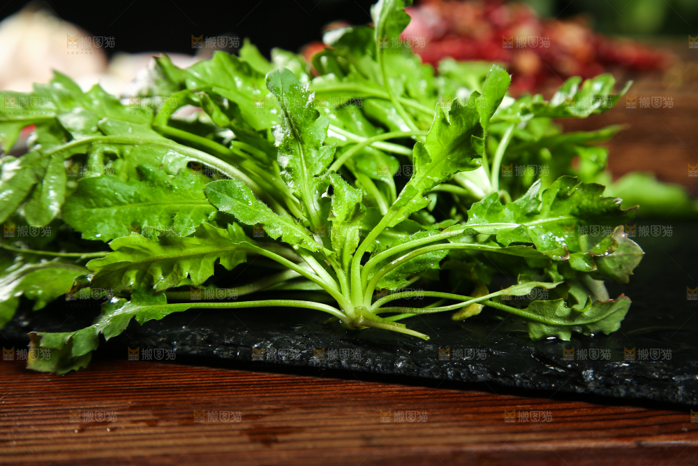 黑石板上放着野生荠菜