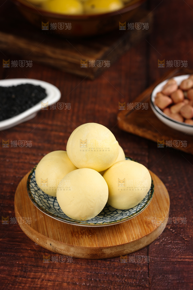 木板上放着一盘黄米汤圆