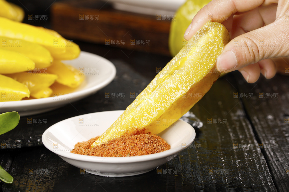 一块沾着辣椒的杨桃